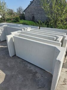 Betonowe ogrodzenie totemy